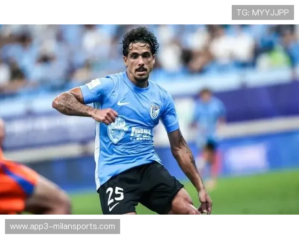 大连英博王禹前场抢断反击：速度与信任在草地与商场的双线奔袭